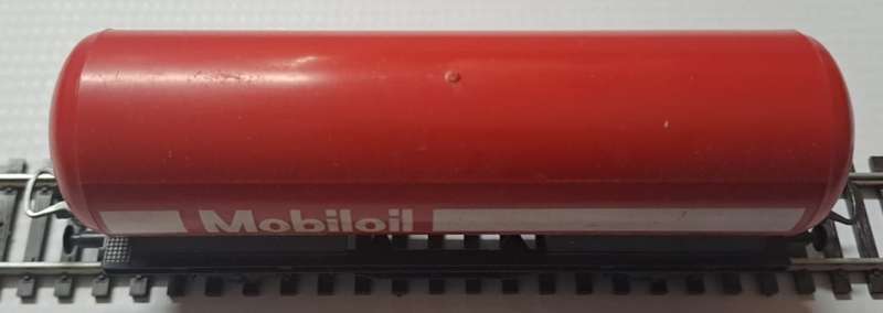 Model Trains 1:87 HO - 1 x Lima Mobil oil tanker with Lima couplers.