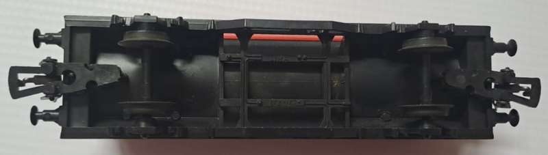 Model Trains 1:87 HO - 1 x Lima Mobil oil tanker with Lima couplers.