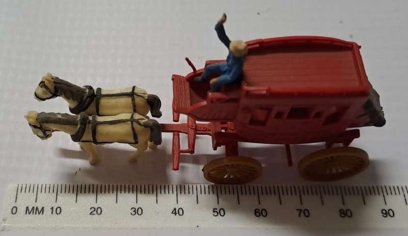 Model Trains HO - Old plastic 2 x horses 1 x figure & carriage.