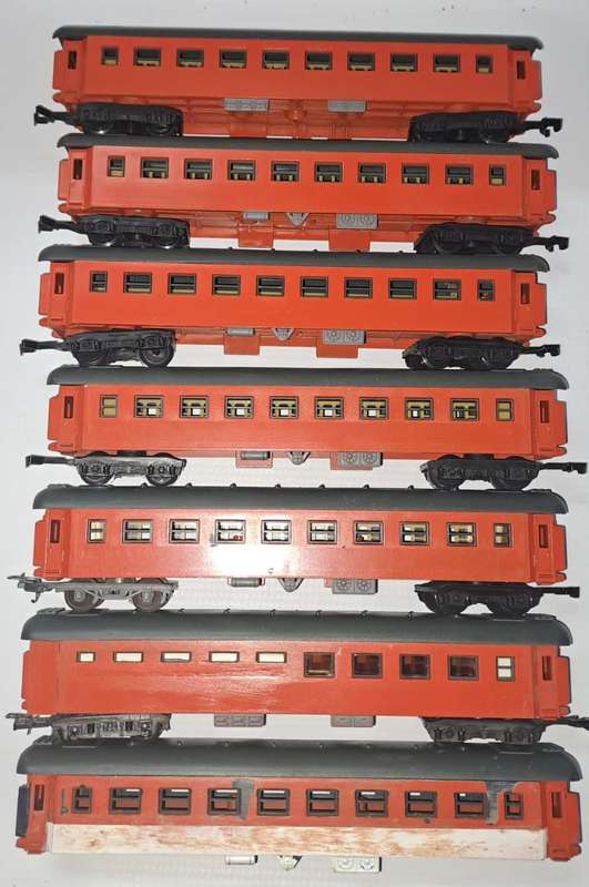 Model Trains HO 7 x Couches Orange Express project. Not finished.