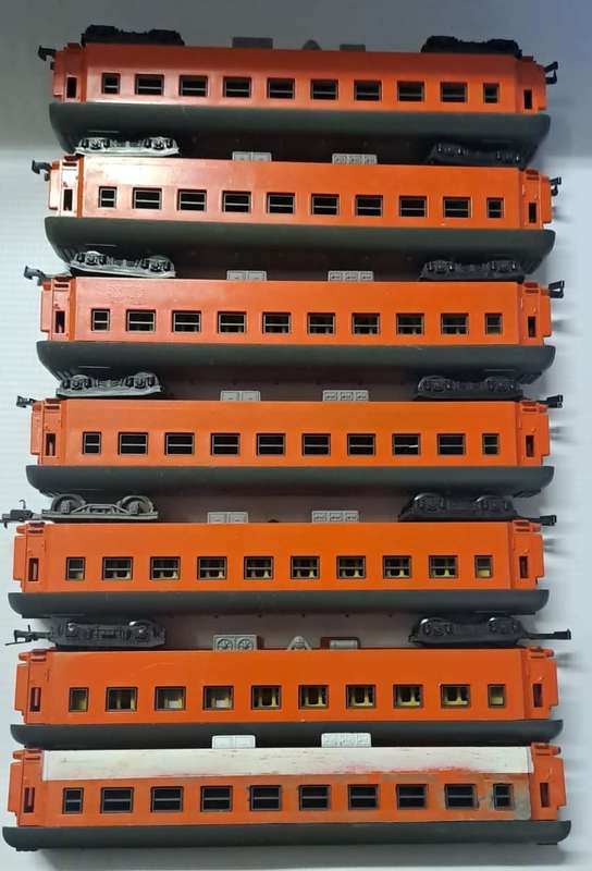 Model Trains HO 7 x Couches Orange Express project. Not finished.