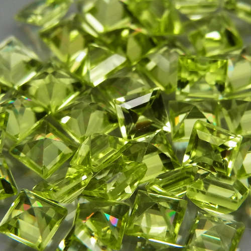 Peridot Square 3 mm Apple Green 1Pcs/0.16Ct Pakistan.Ravishing Color! Natural