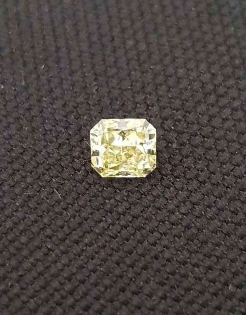 0.61Cts DIAMOND RADIANT CUT VVS2 LIGHT YELLOW `CERTIFIED` SPARKLING  COLOR NATURAL