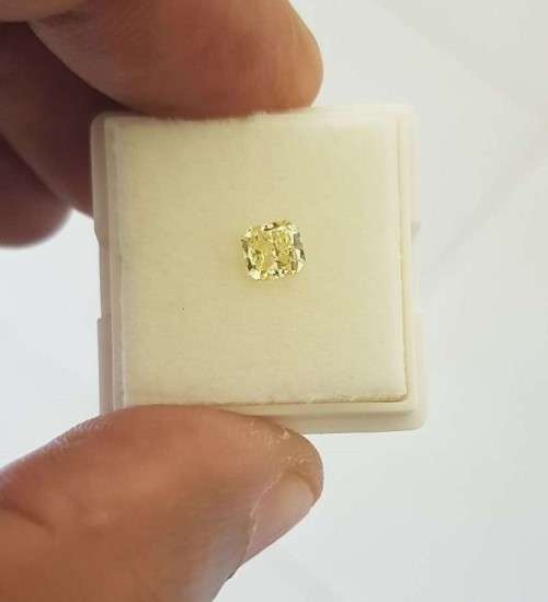 0.61Cts DIAMOND RADIANT CUT VVS2 LIGHT YELLOW `CERTIFIED` SPARKLING  COLOR NATURAL