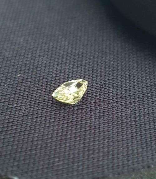 0.61Cts DIAMOND RADIANT CUT VVS2 LIGHT YELLOW `CERTIFIED` SPARKLING  COLOR NATURAL