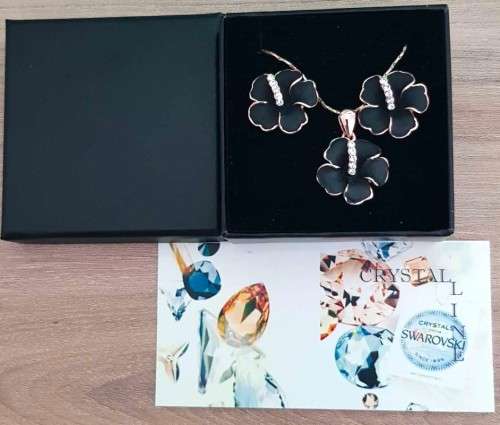 Swarovski **Flower Black & Gold Design** Necklace & Earrings Set Gold Plated  Link Chain