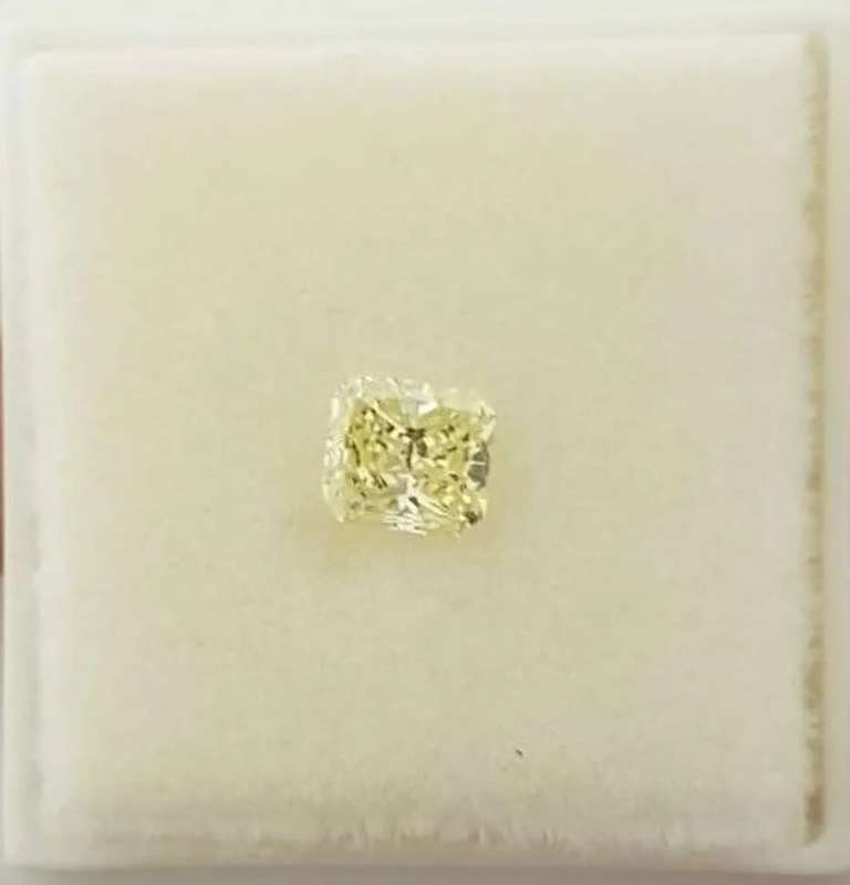 0.56Cts DIAMOND RADIANT CUT VSI  VIVID FANCY YELLOW **CERTIFIED**SPARKLING NATURAL