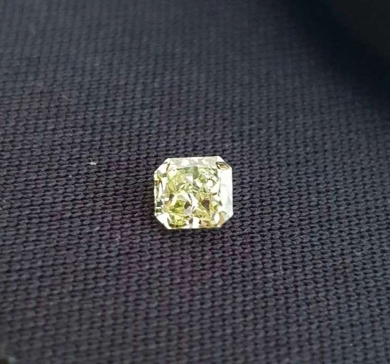 0.56Cts DIAMOND RADIANT CUT VSI  VIVID FANCY YELLOW **CERTIFIED**SPARKLING NATURAL