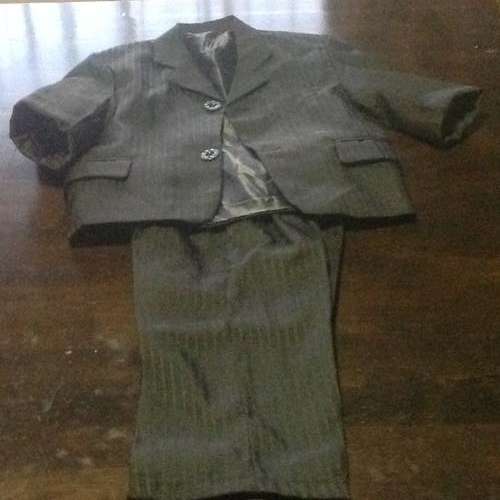 BOYS SUIT SIZE 2-3 USED ONCE