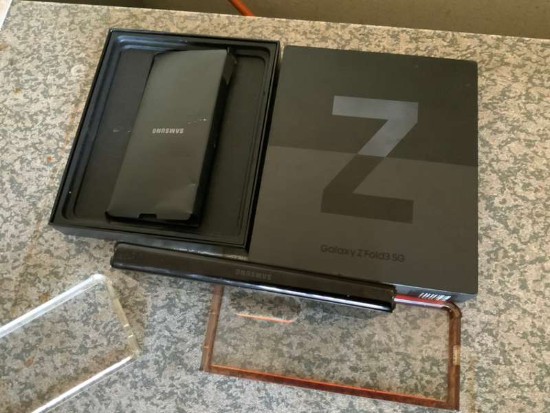 SAMSUNG  ZFOLD 3 DUAL SIM 256GB BLACK in the box