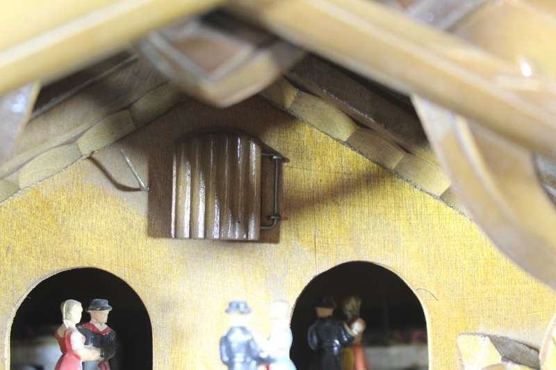 Vintage Black Forest Cuckoo clock - West German movement - Dancing couples - Stunning!! Bid now!!