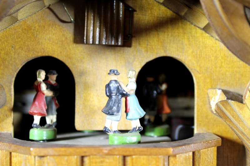 Vintage Black Forest Cuckoo clock - West German movement - Dancing couples - Stunning!! Bid now!!