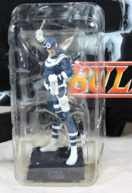Classic Marvel - action figure and book - Bullseye
