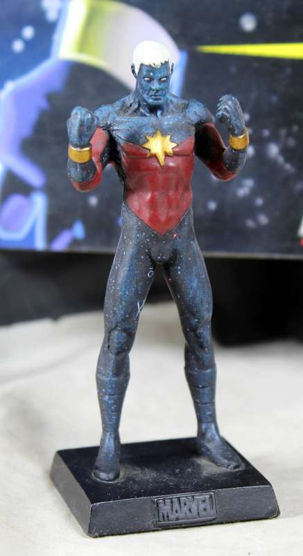 Classic Marvel - action figure and book - Captain Marvel