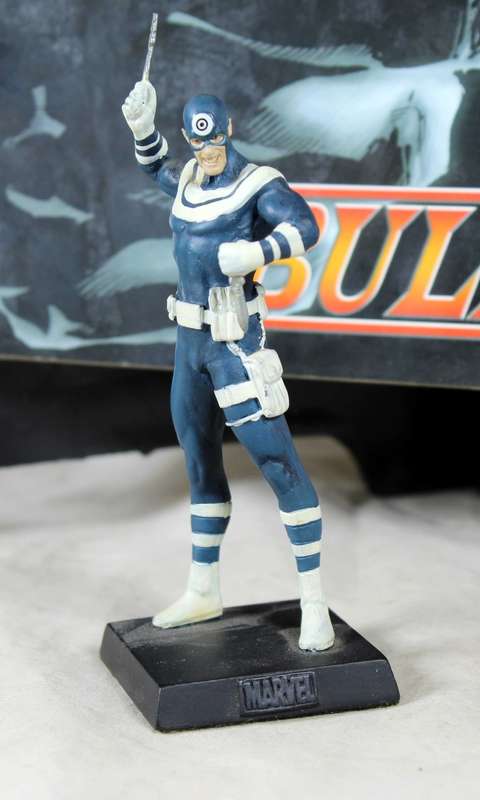 Classic Marvel - action figure and book - Bullseye
