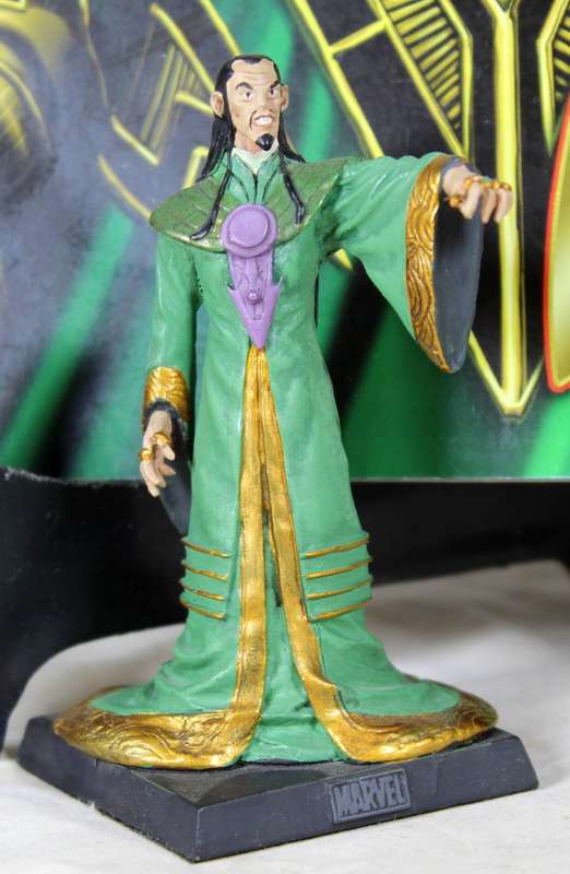 Classic Marvel - action figure and book - Mandarin