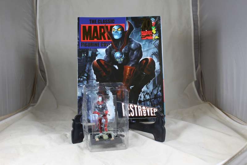 Marvel classics special edition- Lead hand painted figurine and book - Destroyer