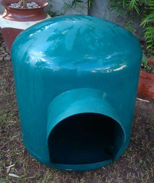 LARGE PLASTIC DOG KENNEL