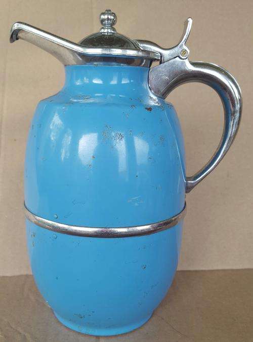 1L Blue enamel flask made by the Peacock in England. In working condition