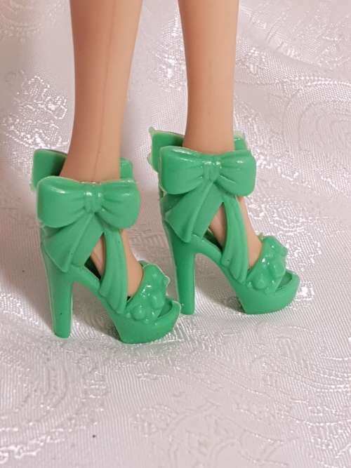 Green bow shoes for Barbie dolls