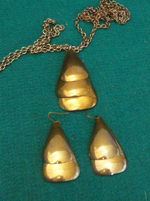 VINTAGE LIKE CHAIN PENDANT AND EARRINGS SET