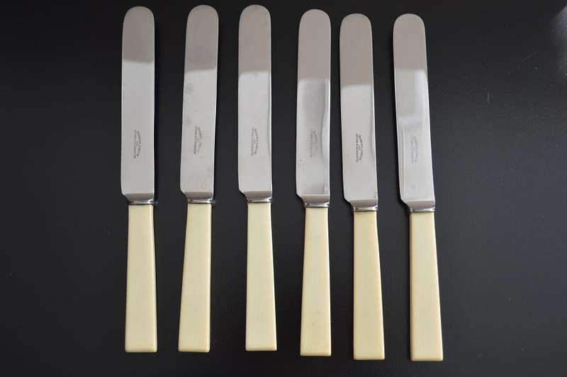 A set of 6 butter knives Harrod`s of London they look like new