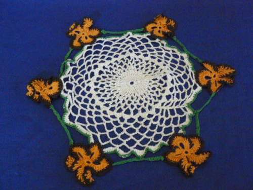 VINTAGE COTTON CROCHETED DOILIE OR USE AS JUG COVER PRETTY FLOWER