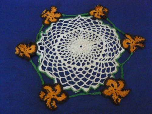 VINTAGE COTTON CROCHETED DOILIE OR USE AS JUG COVER PRETTY FLOWER