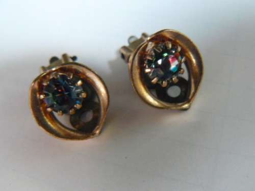 CLIP ONS IN GOLD COLOURED METAL WITH COLOURSTONE