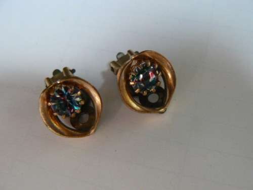 CLIP ONS IN GOLD COLOURED METAL WITH COLOURSTONE