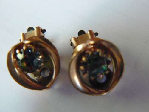 CLIP ONS IN GOLD COLOURED METAL WITH COLOURSTONE