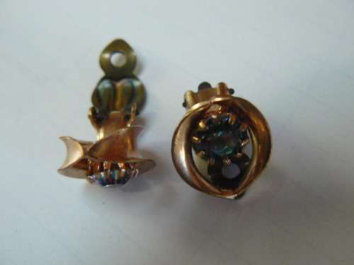 CLIP ONS IN GOLD COLOURED METAL WITH COLOURSTONE