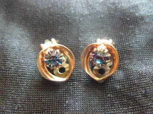 CLIP ONS IN GOLD COLOURED METAL WITH COLOURSTONE