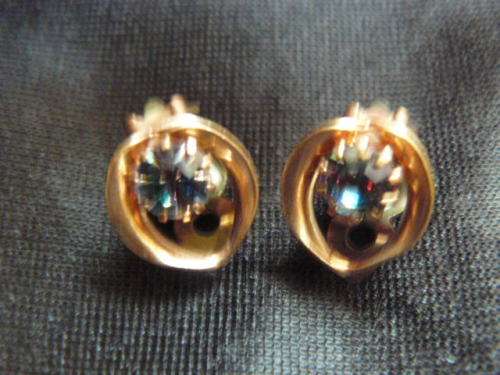 CLIP ONS IN GOLD COLOURED METAL WITH COLOURSTONE
