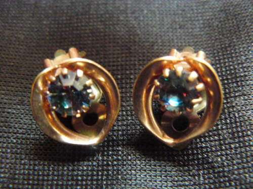 CLIP ONS IN GOLD COLOURED METAL WITH COLOURSTONE