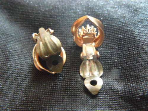 CLIP ONS IN GOLD COLOURED METAL WITH COLOURSTONE