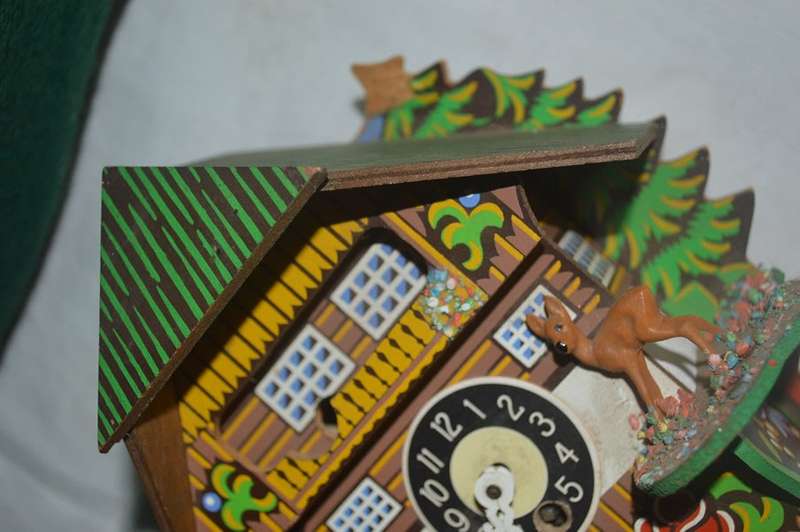 Swiss cottage oscallating spring clock with key