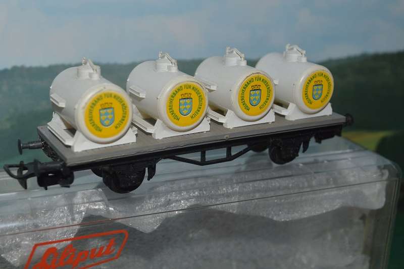 Liliput HO 205 flat bed with milk containers