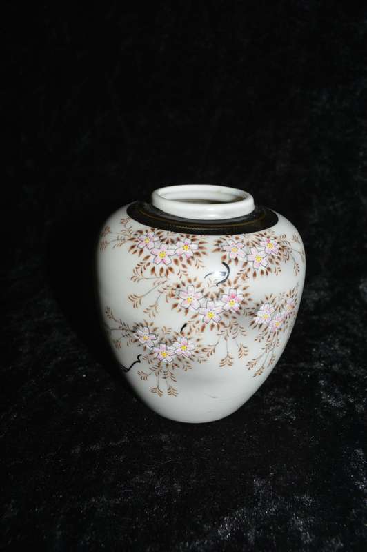 Stunning small japanes jinger Jar