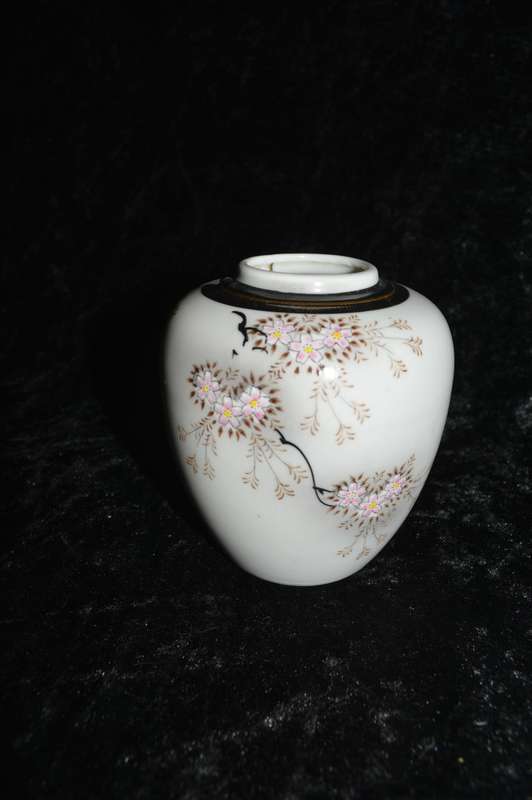 Stunning small japanes jinger Jar