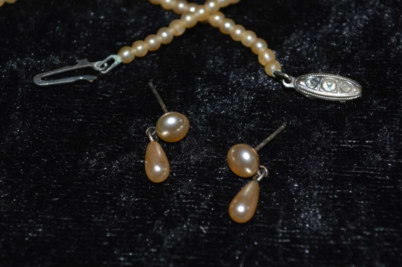 Vintage faux pearl necklace with earrings