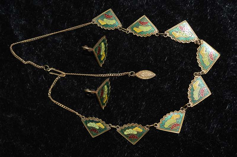 Very unusual and pretty cloisonne type necklace with matching earings