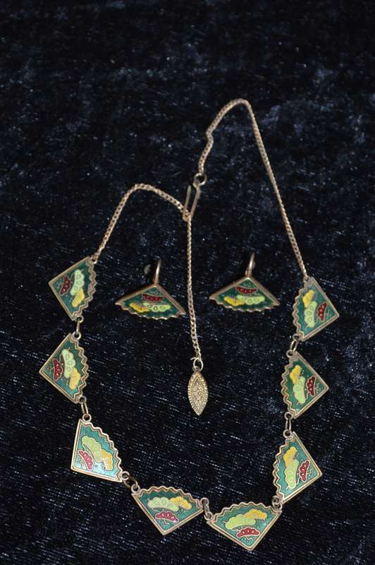 Very unusual and pretty cloisonne type necklace with matching earings