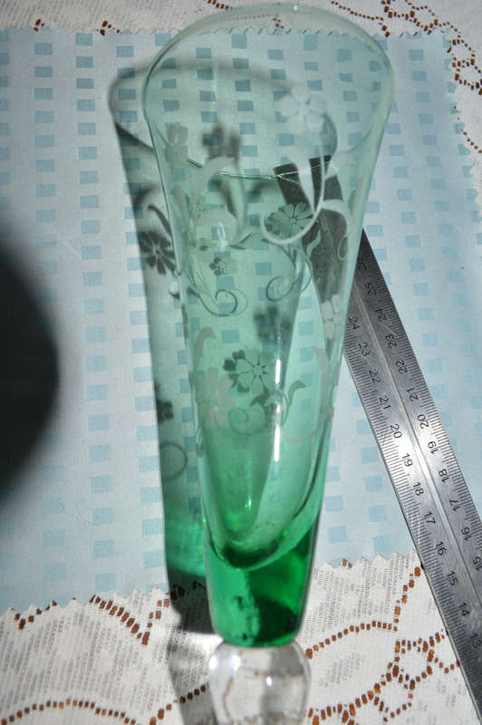 Beautifull tall etched green clear bauble vase