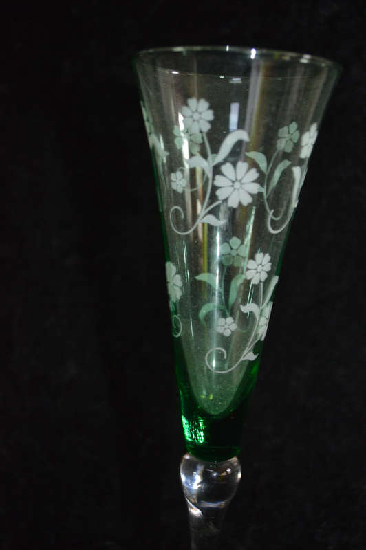 Beautifull tall etched green clear bauble vase