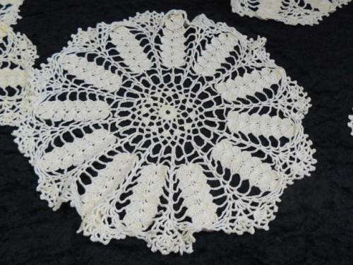 7 PIECE DOILIE SET