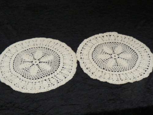 2 CREAM DOILIES