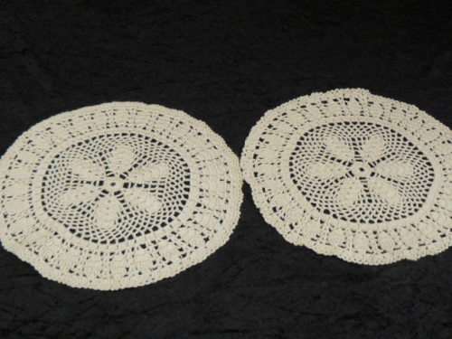 2 CREAM DOILIES