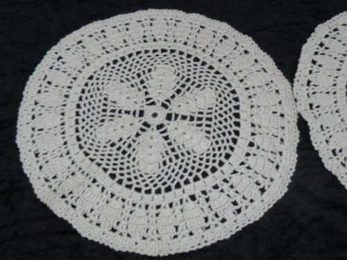 2 CREAM DOILIES