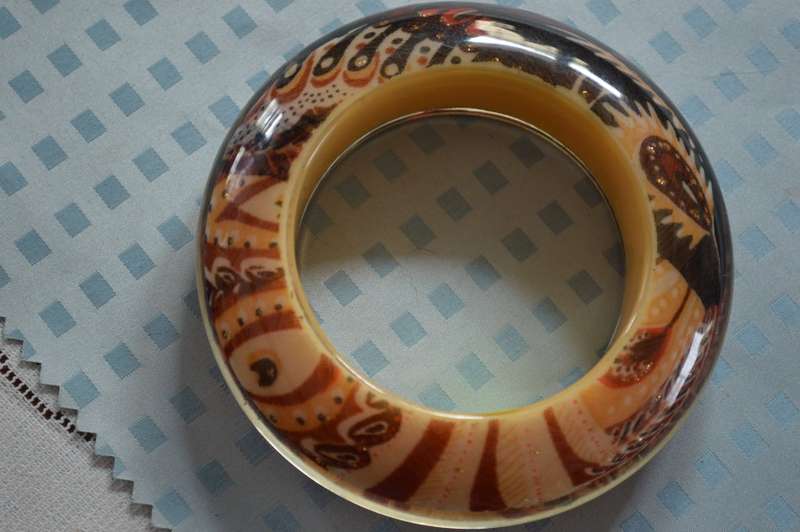 Stunning large bangle resin like new